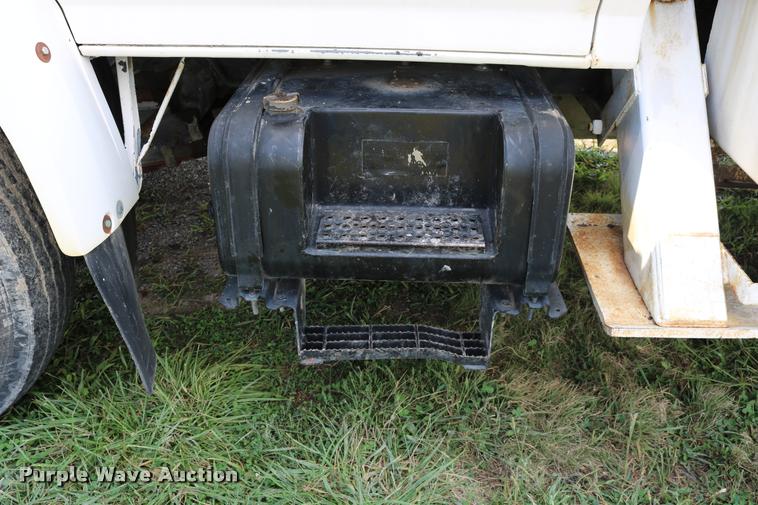 image for item DD0179 1993 Ford F700 bucket truck