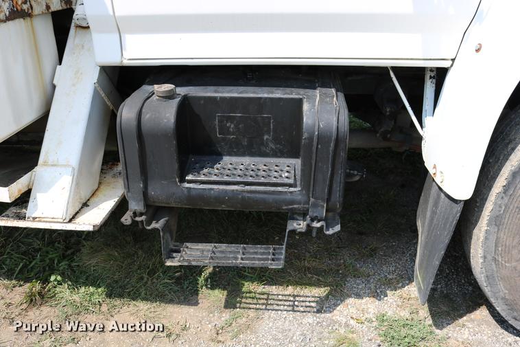 image for item DD0179 1993 Ford F700 bucket truck
