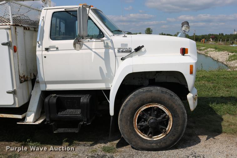image for item DD0179 1993 Ford F700 bucket truck