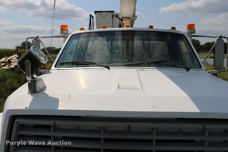 image for item DD0179 1993 Ford F700 bucket truck