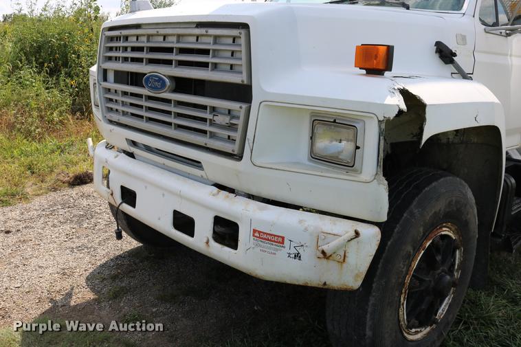 image for item DD0179 1993 Ford F700 bucket truck