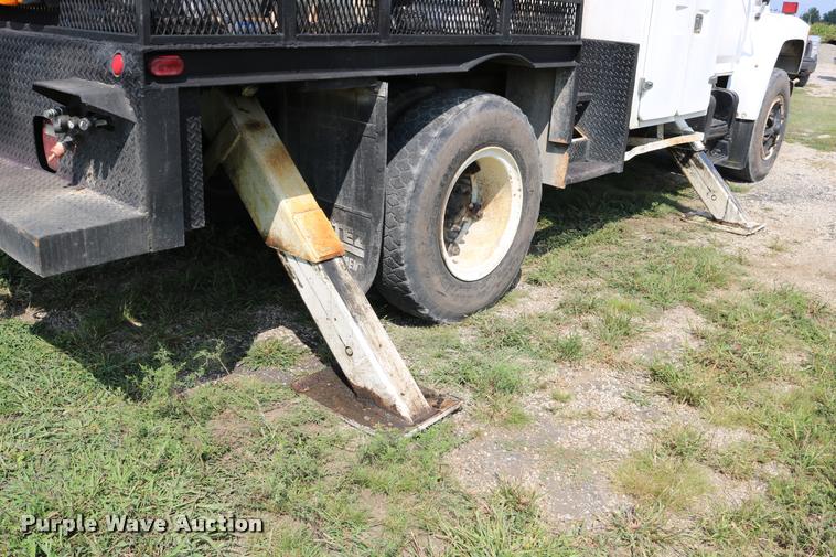 image for item DD0179 1993 Ford F700 bucket truck