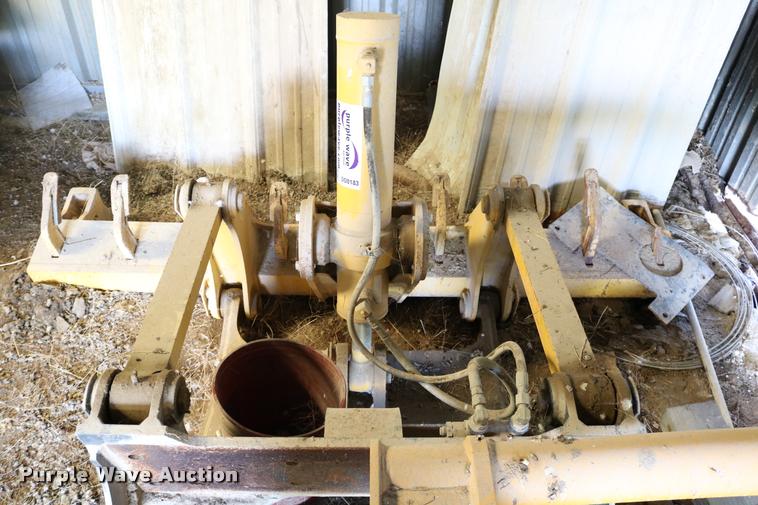 image for item DD0183 Komatsu rear hydraulic ripper/scarifier