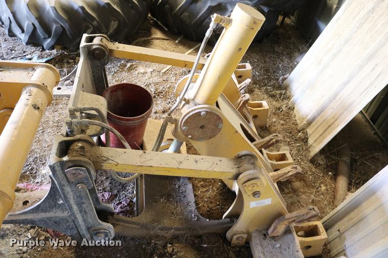 image for item DD0183 Komatsu rear hydraulic ripper/scarifier