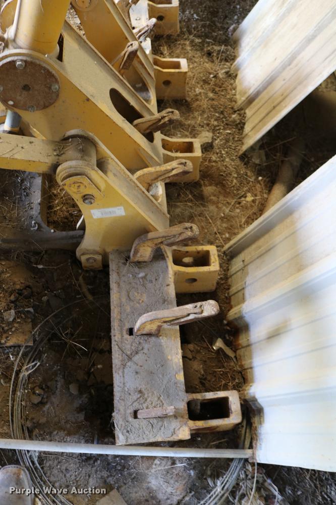 image for item DD0183 Komatsu rear hydraulic ripper/scarifier