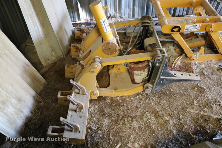 image for item DD0183 Komatsu rear hydraulic ripper/scarifier