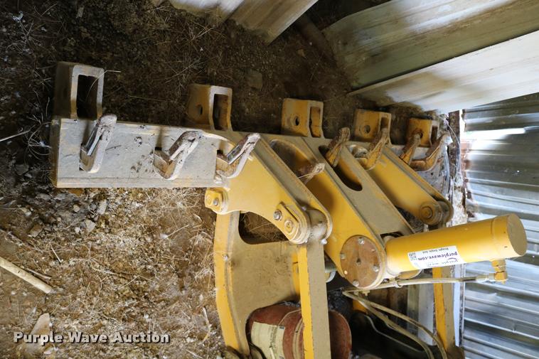 image for item DD0183 Komatsu rear hydraulic ripper/scarifier