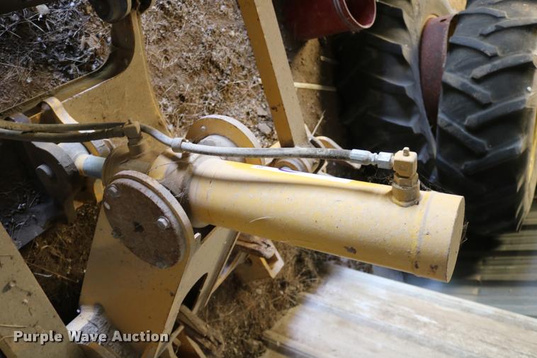 image for item DD0183 Komatsu rear hydraulic ripper/scarifier