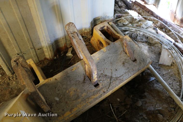 image for item DD0183 Komatsu rear hydraulic ripper/scarifier