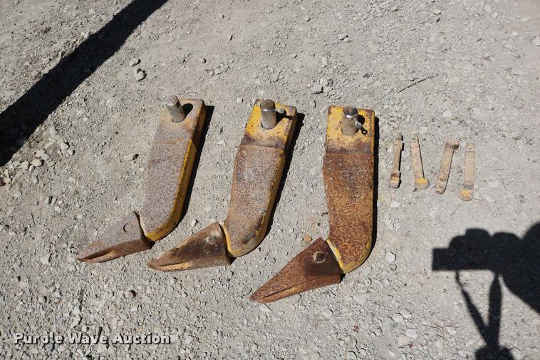 image for item DD0183 Komatsu rear hydraulic ripper/scarifier