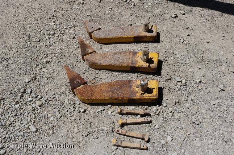 image for item DD0183 Komatsu rear hydraulic ripper/scarifier