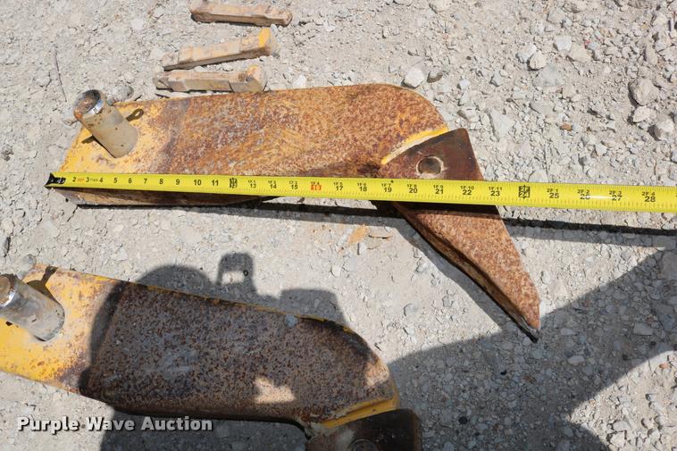 image for item DD0183 Komatsu rear hydraulic ripper/scarifier