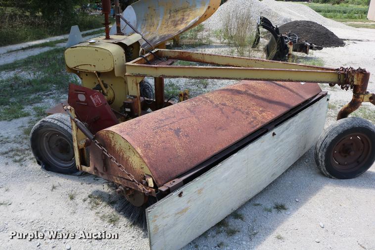 image for item DD0186 Little Giant broom