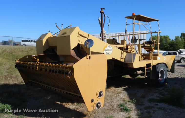 image for item DD0193 1973 Etnyre P chip spreader