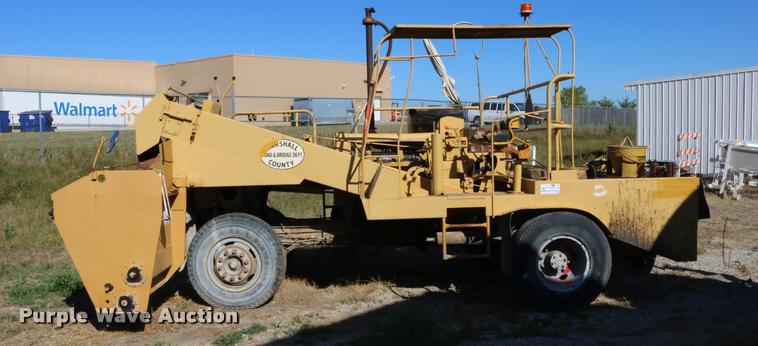 image for item DD0193 1973 Etnyre P chip spreader