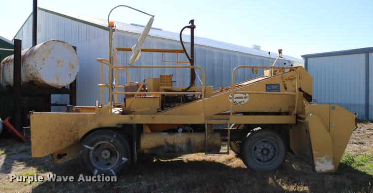 image for item DD0193 1973 Etnyre P chip spreader