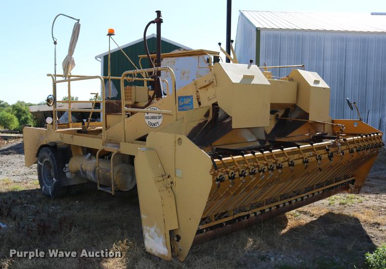 image for item DD0193 1973 Etnyre P chip spreader