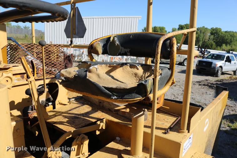 image for item DD0193 1973 Etnyre P chip spreader