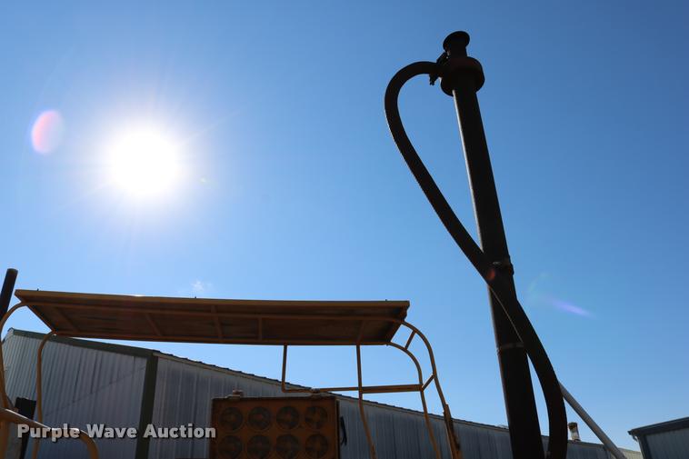 image for item DD0193 1973 Etnyre P chip spreader