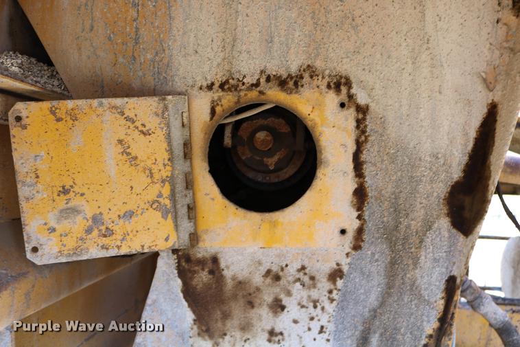 image for item DD0193 1973 Etnyre P chip spreader