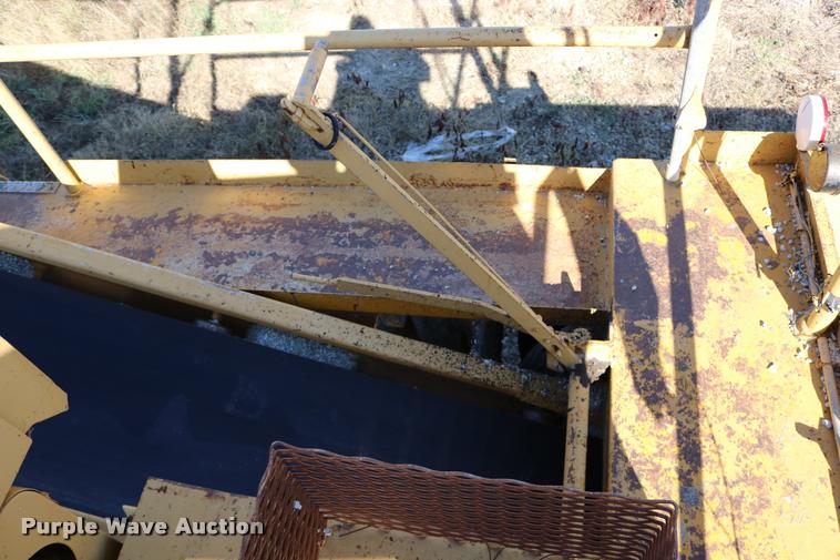 image for item DD0193 1973 Etnyre P chip spreader