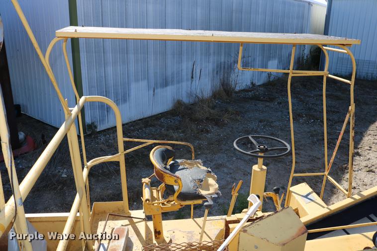 image for item DD0193 1973 Etnyre P chip spreader