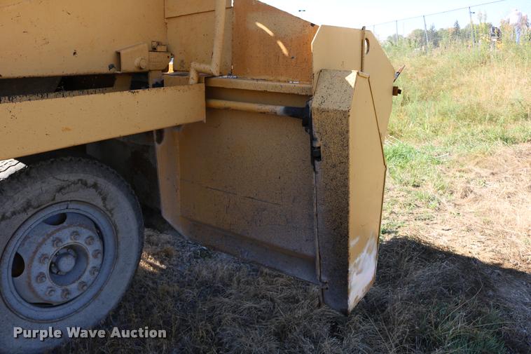 image for item DD0193 1973 Etnyre P chip spreader