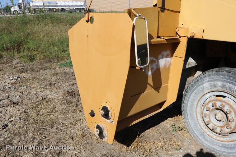 image for item DD0193 1973 Etnyre P chip spreader