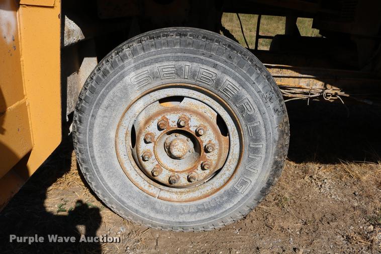 image for item DD0193 1973 Etnyre P chip spreader