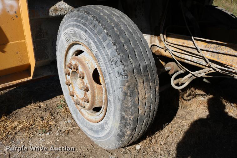 image for item DD0193 1973 Etnyre P chip spreader