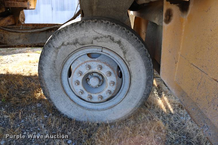 image for item DD0193 1973 Etnyre P chip spreader