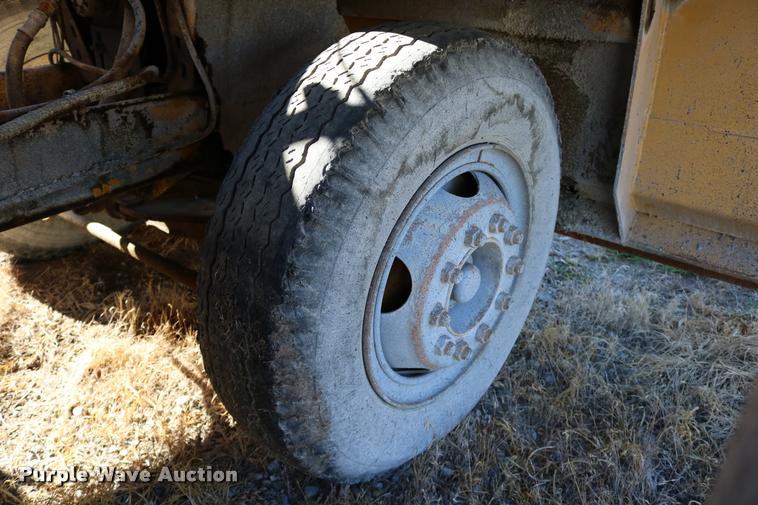 image for item DD0193 1973 Etnyre P chip spreader