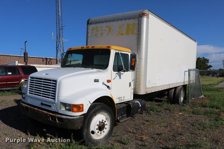 image for item DD0210 1992 International 4900 box truck