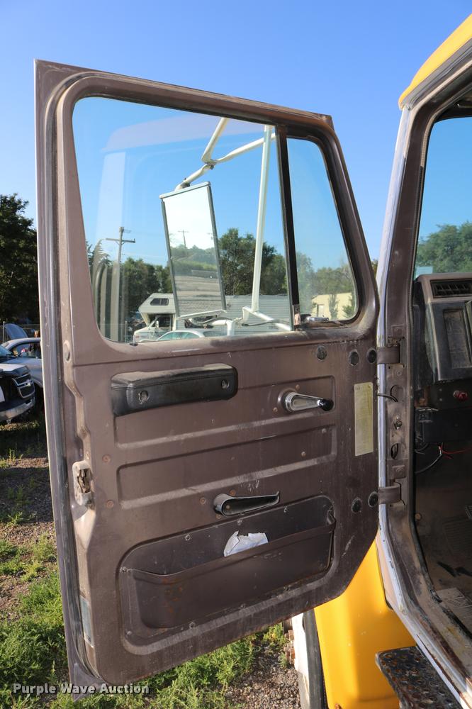 image for item DD0210 1992 International 4900 box truck