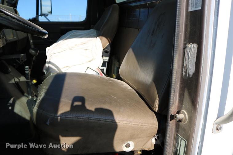 image for item DD0210 1992 International 4900 box truck