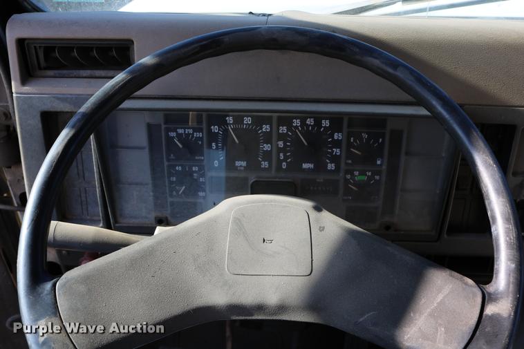 image for item DD0210 1992 International 4900 box truck