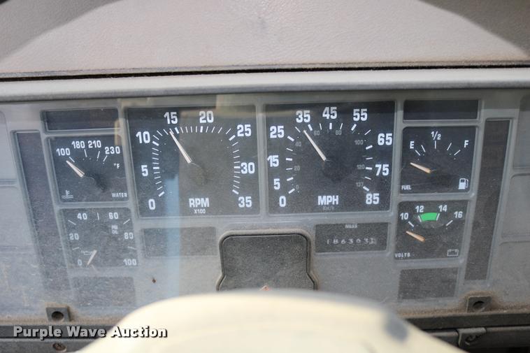 image for item DD0210 1992 International 4900 box truck