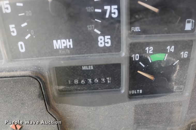 image for item DD0210 1992 International 4900 box truck