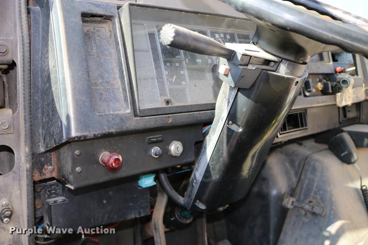 image for item DD0210 1992 International 4900 box truck