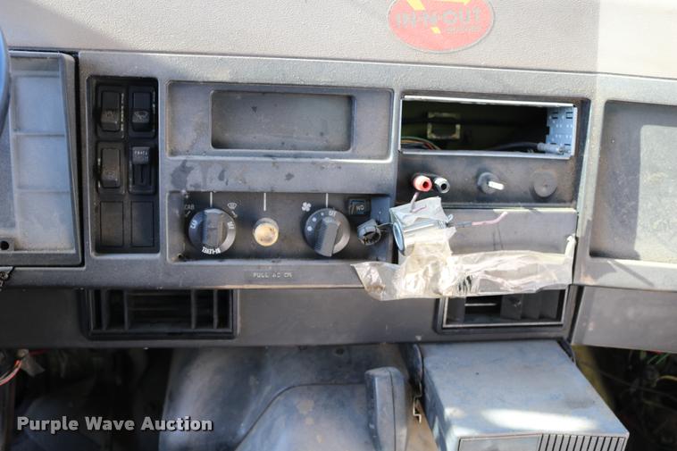 image for item DD0210 1992 International 4900 box truck