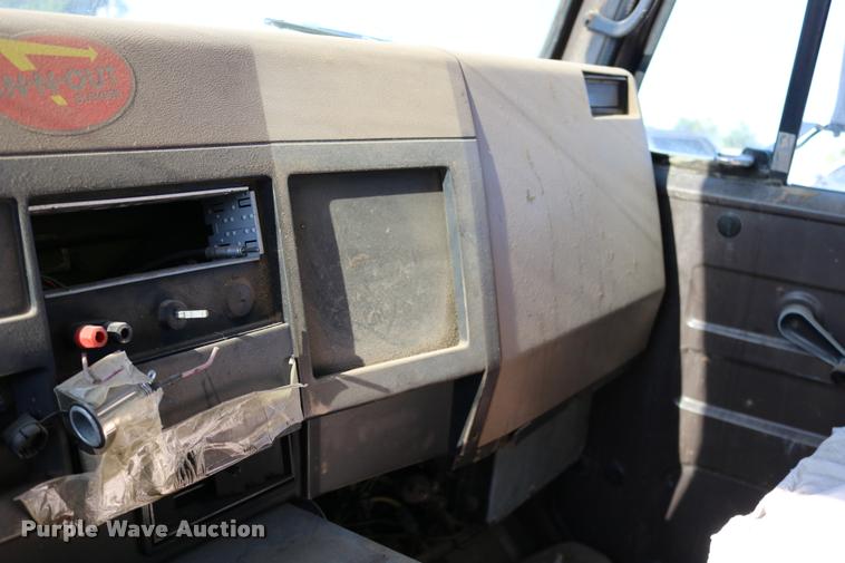 image for item DD0210 1992 International 4900 box truck