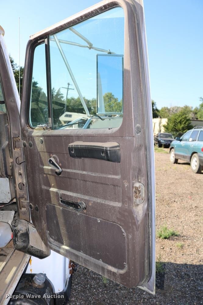 image for item DD0210 1992 International 4900 box truck