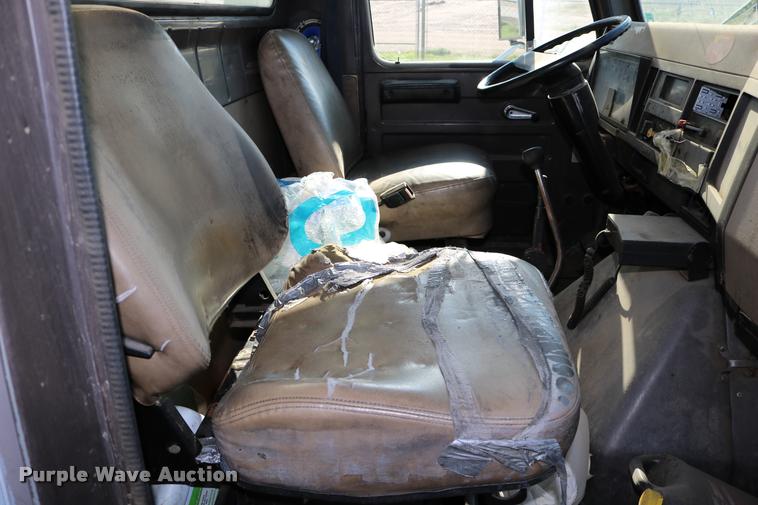 image for item DD0210 1992 International 4900 box truck