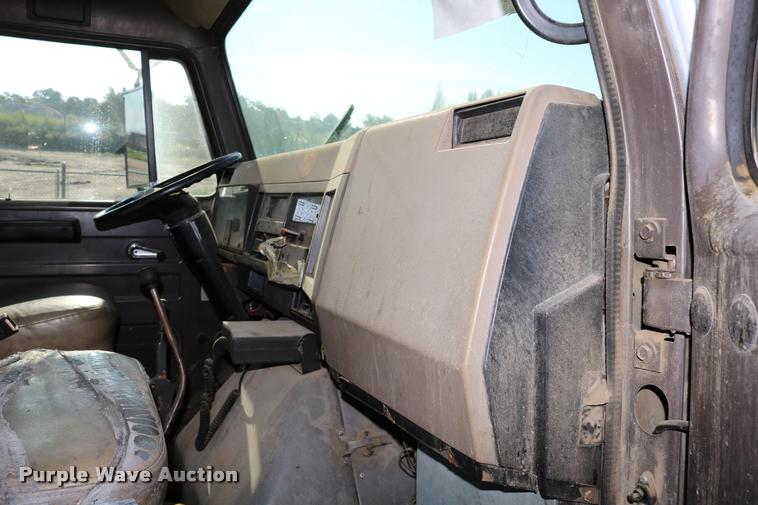 image for item DD0210 1992 International 4900 box truck