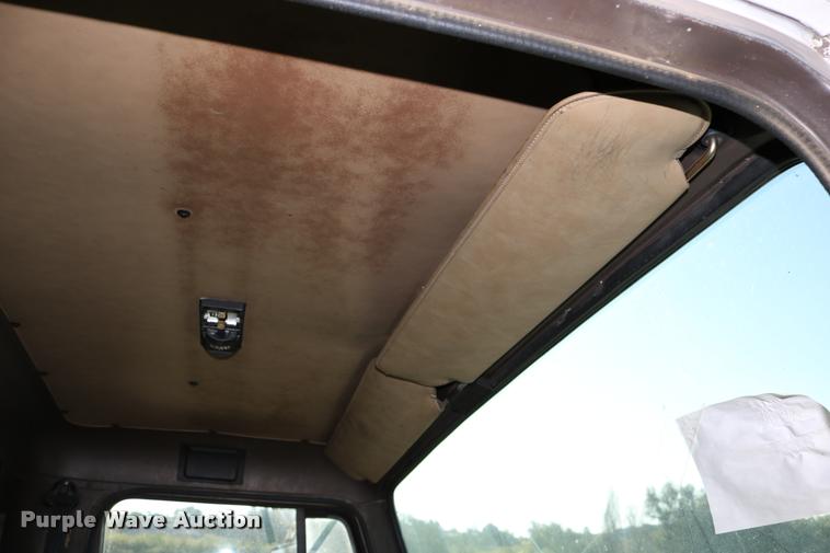 image for item DD0210 1992 International 4900 box truck