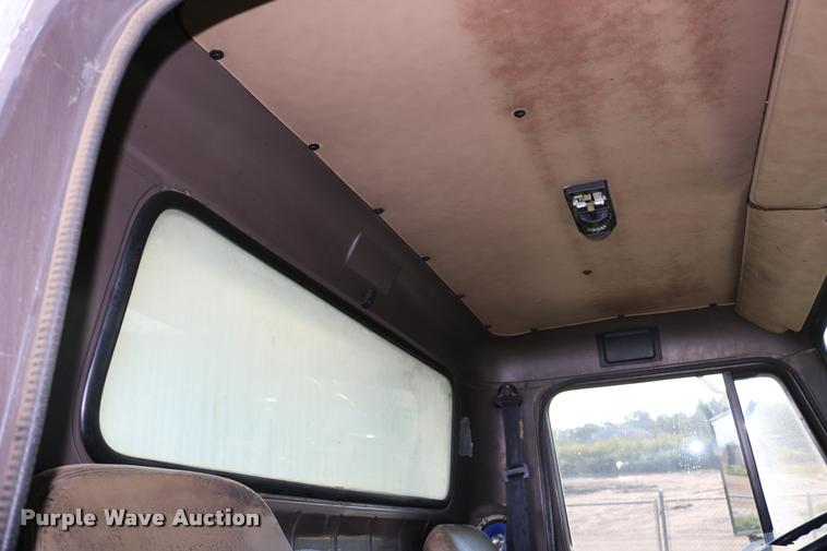 image for item DD0210 1992 International 4900 box truck