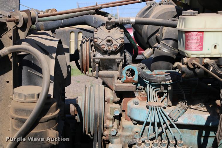 image for item DD0210 1992 International 4900 box truck