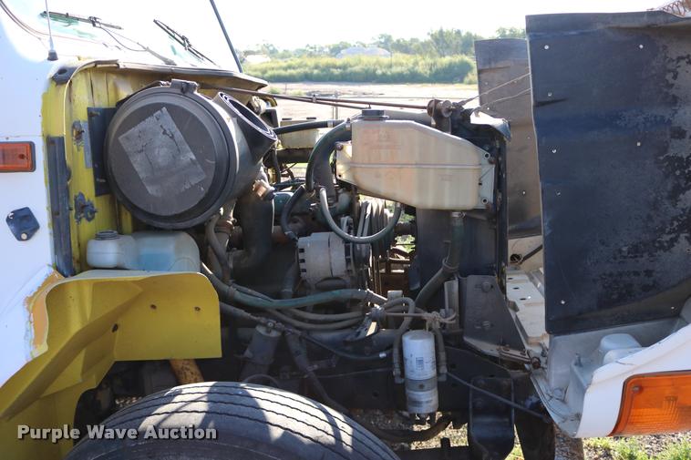 image for item DD0210 1992 International 4900 box truck