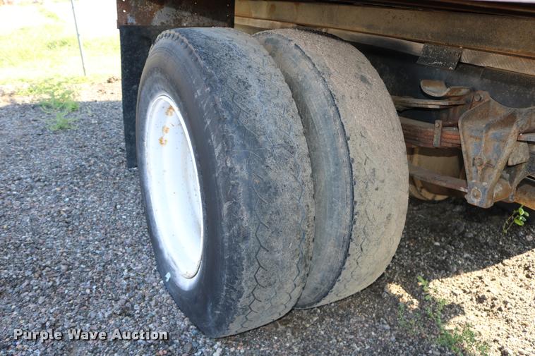 image for item DD0210 1992 International 4900 box truck