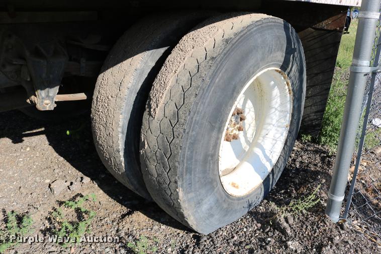 image for item DD0210 1992 International 4900 box truck